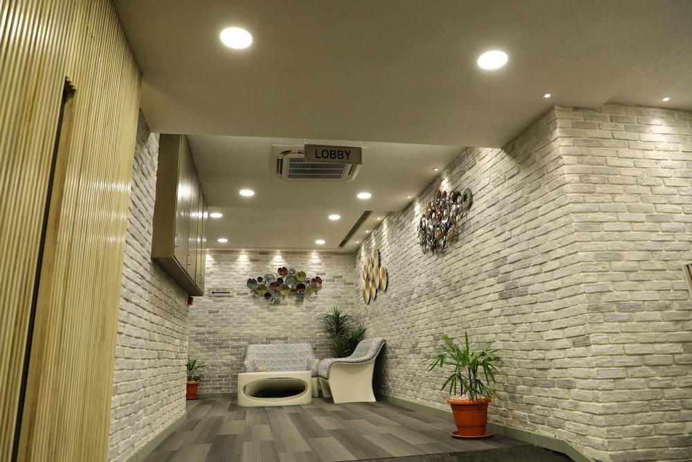 Tribecca Select Ahmedabad Hotel Exterior photo